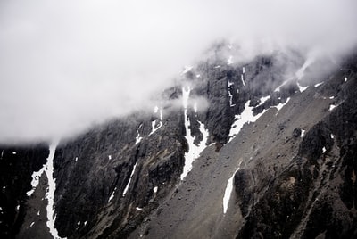 阴天黑白山